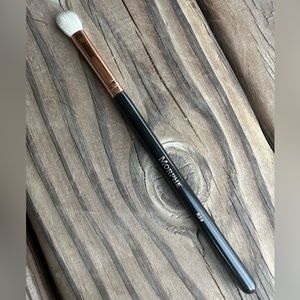 Morphe R39 tapered blender brush